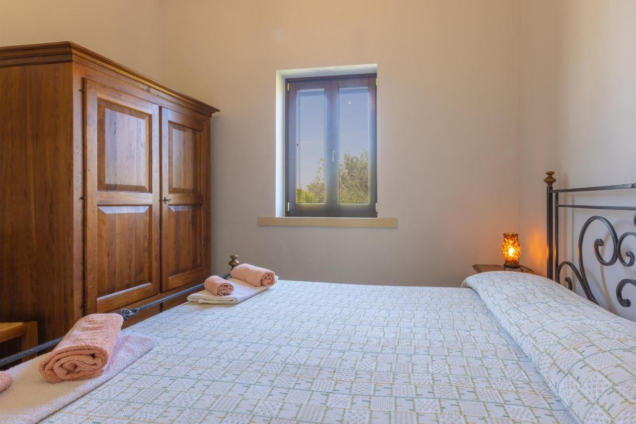 Casa Ulmi Con Piscina Bed & Breakfast Uggiano La Chiesa Bagian luar foto
