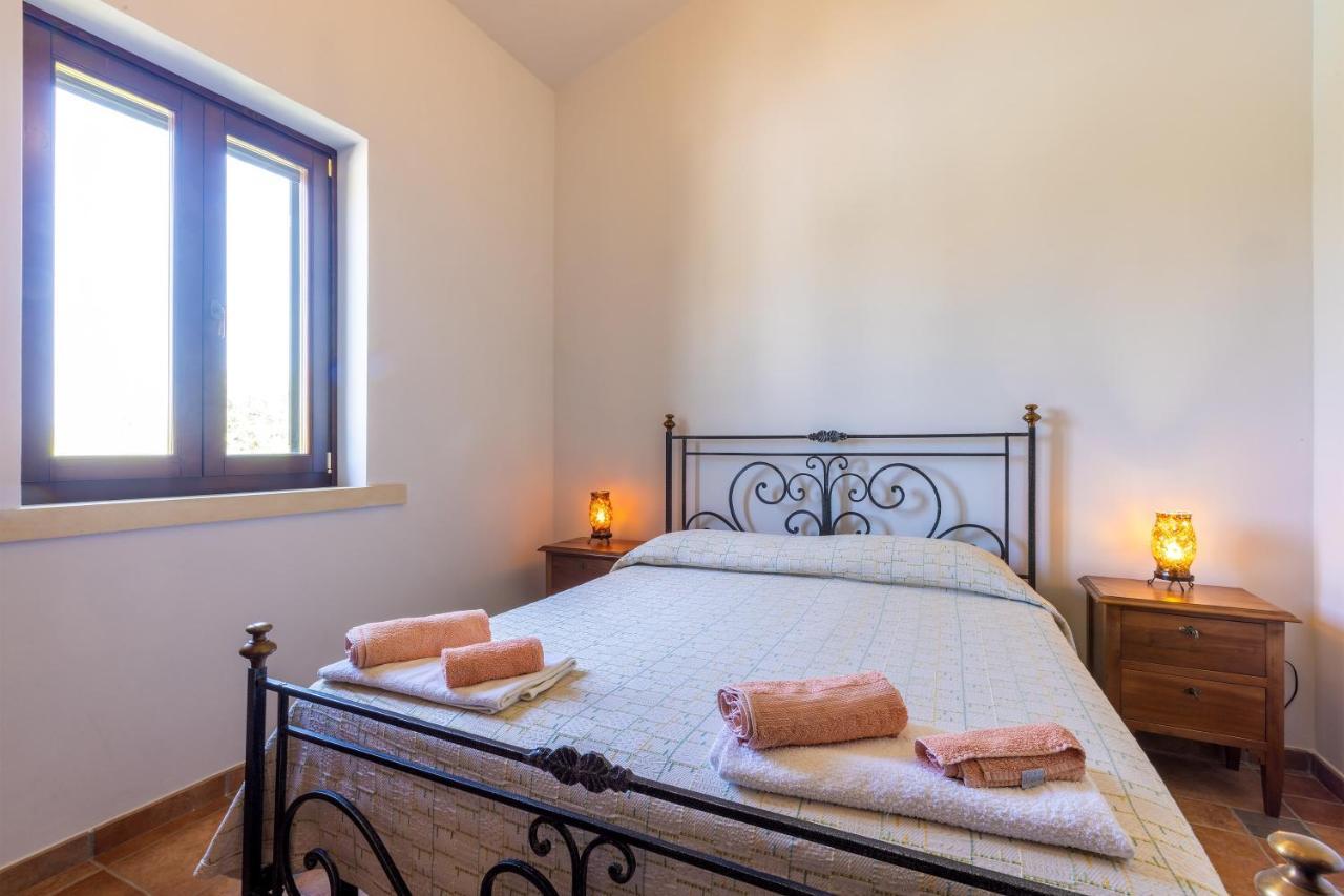Casa Ulmi Con Piscina Bed & Breakfast Uggiano La Chiesa Bagian luar foto