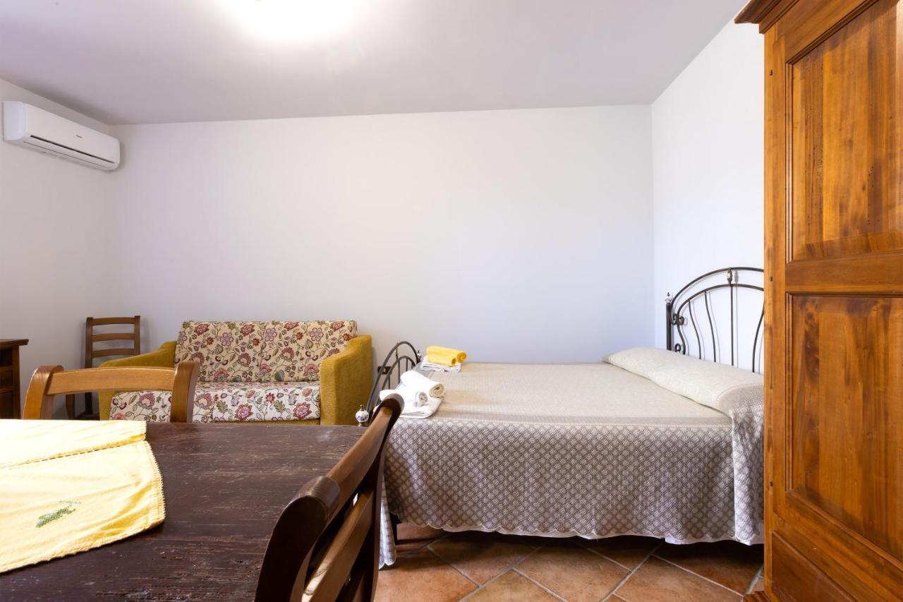 Casa Ulmi Con Piscina Bed & Breakfast Uggiano La Chiesa Bagian luar foto
