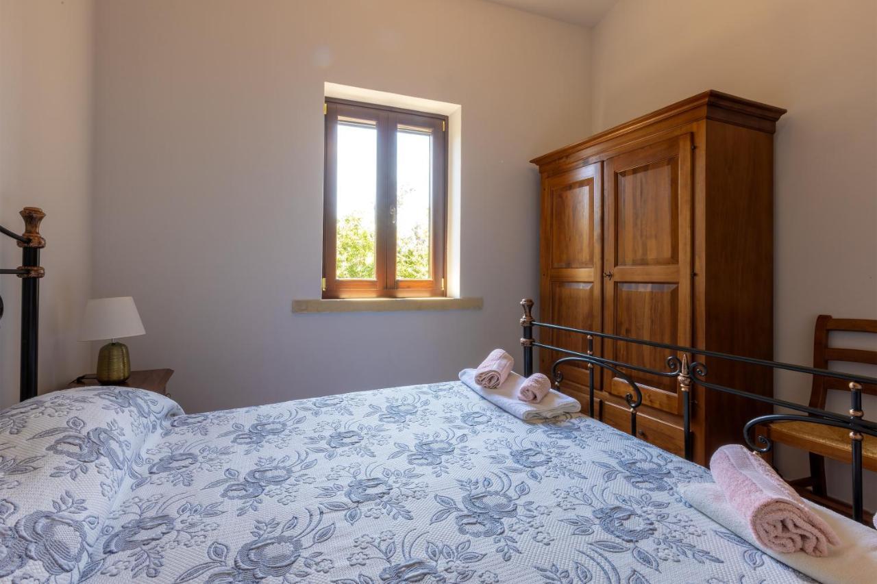 Casa Ulmi Con Piscina Bed & Breakfast Uggiano La Chiesa Bagian luar foto