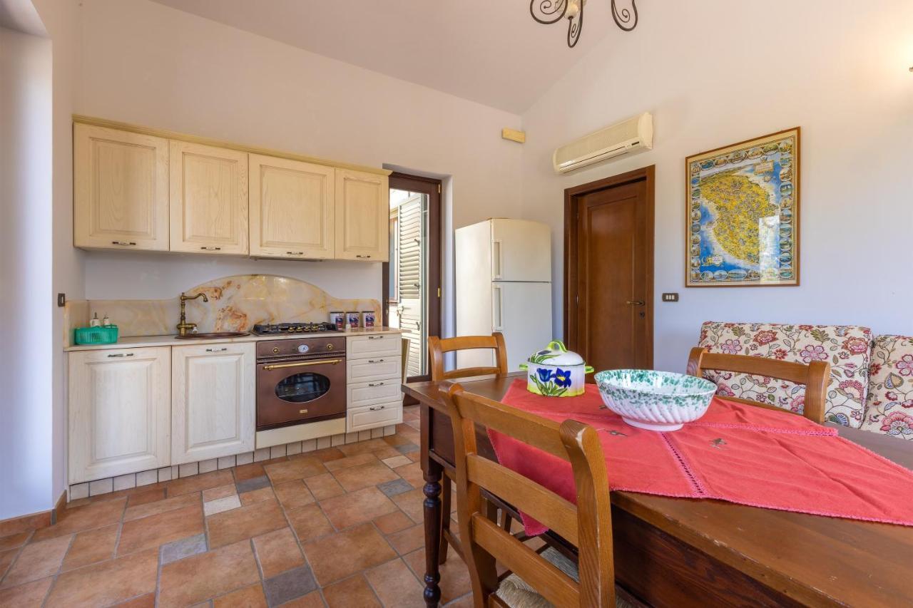 Casa Ulmi Con Piscina Bed & Breakfast Uggiano La Chiesa Bagian luar foto