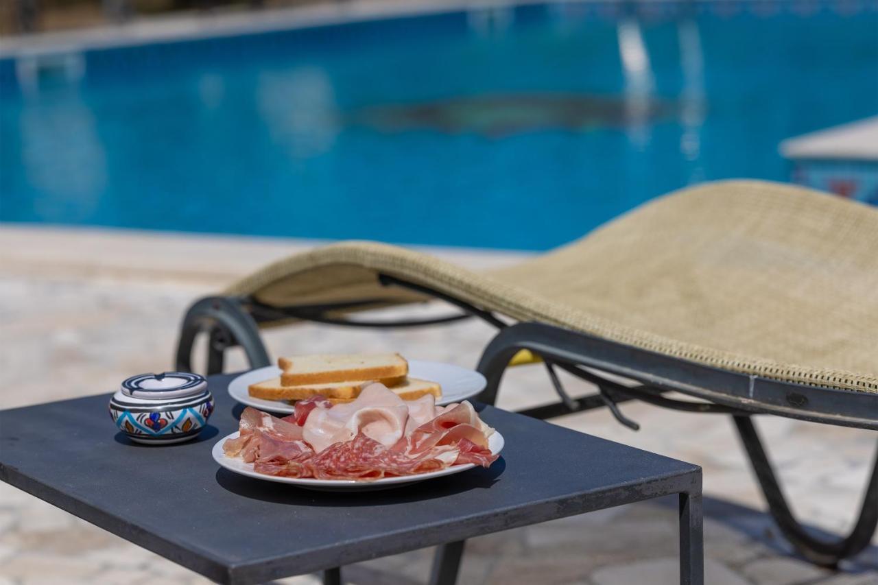 Casa Ulmi Con Piscina Bed & Breakfast Uggiano La Chiesa Bagian luar foto