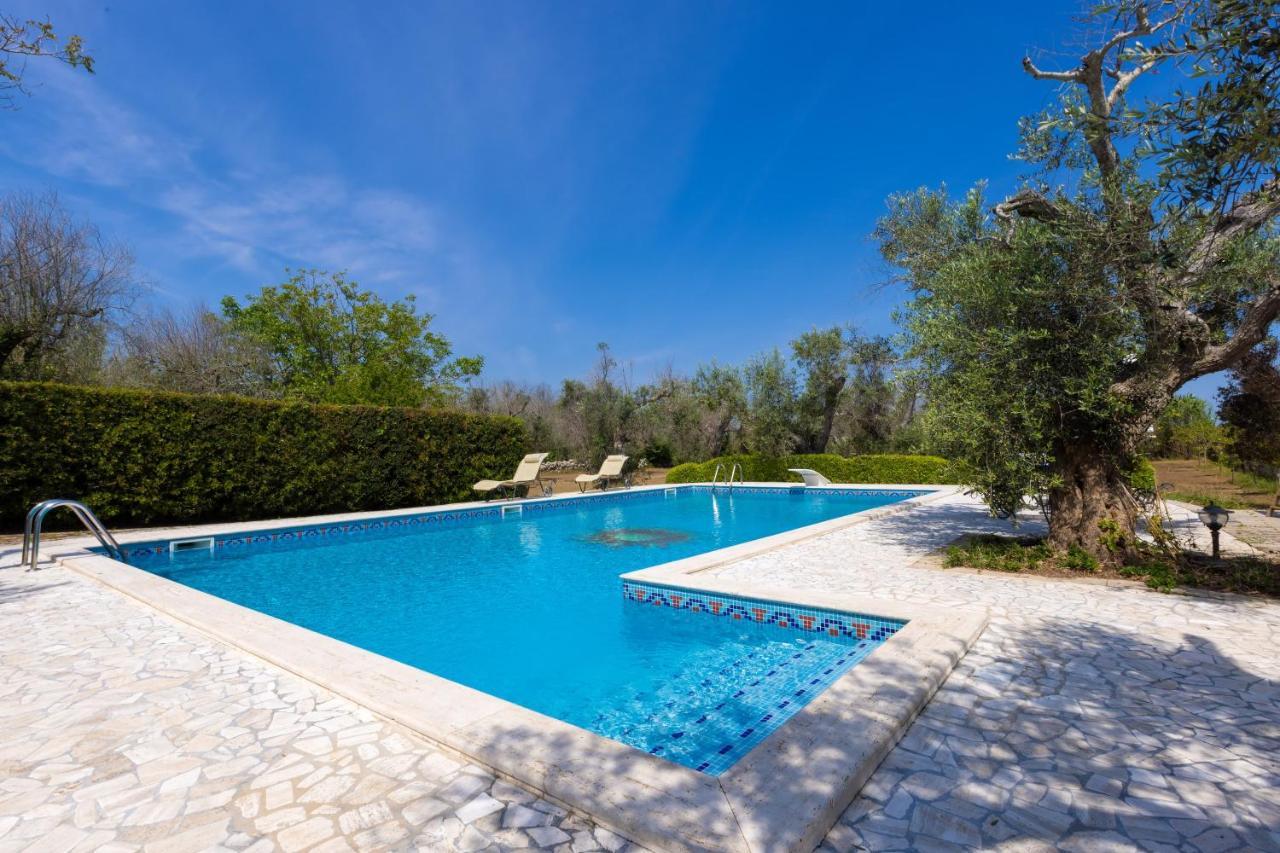 Casa Ulmi Con Piscina Bed & Breakfast Uggiano La Chiesa Bagian luar foto