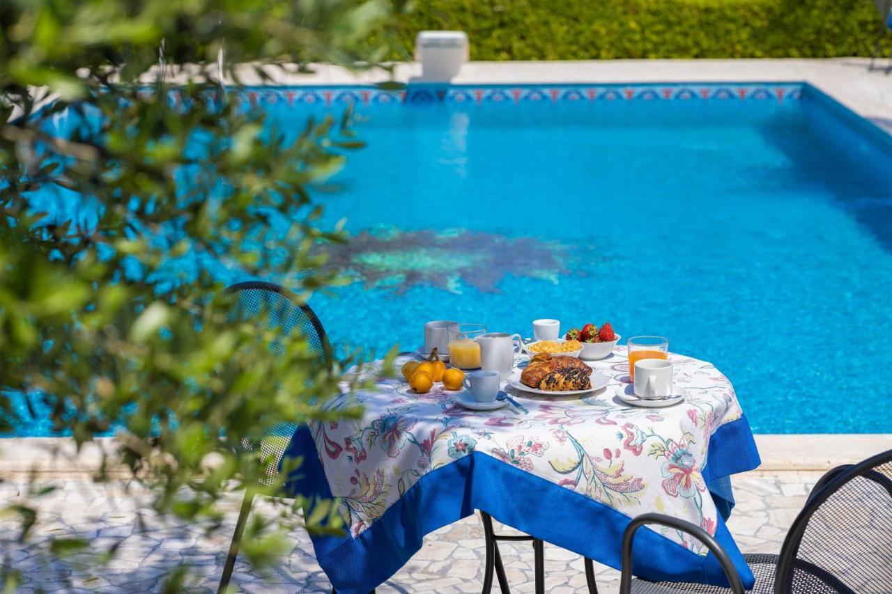 Casa Ulmi Con Piscina Bed & Breakfast Uggiano La Chiesa Bagian luar foto