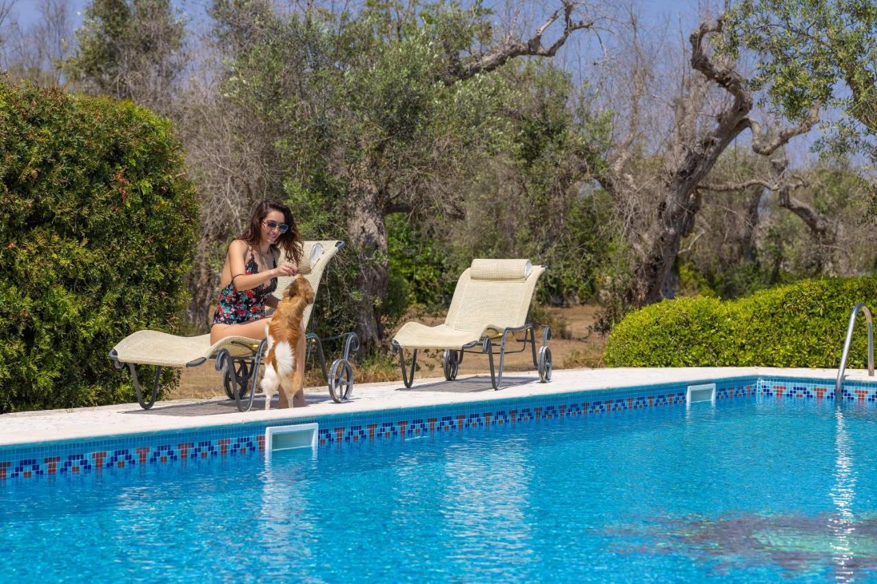 Casa Ulmi Con Piscina Bed & Breakfast Uggiano La Chiesa Bagian luar foto