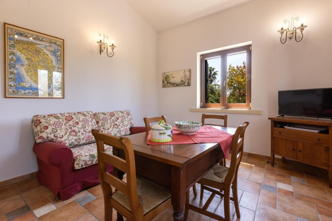 Casa Ulmi Con Piscina Bed & Breakfast Uggiano La Chiesa Bagian luar foto