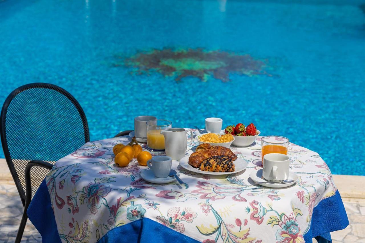 Casa Ulmi Con Piscina Bed & Breakfast Uggiano La Chiesa Bagian luar foto