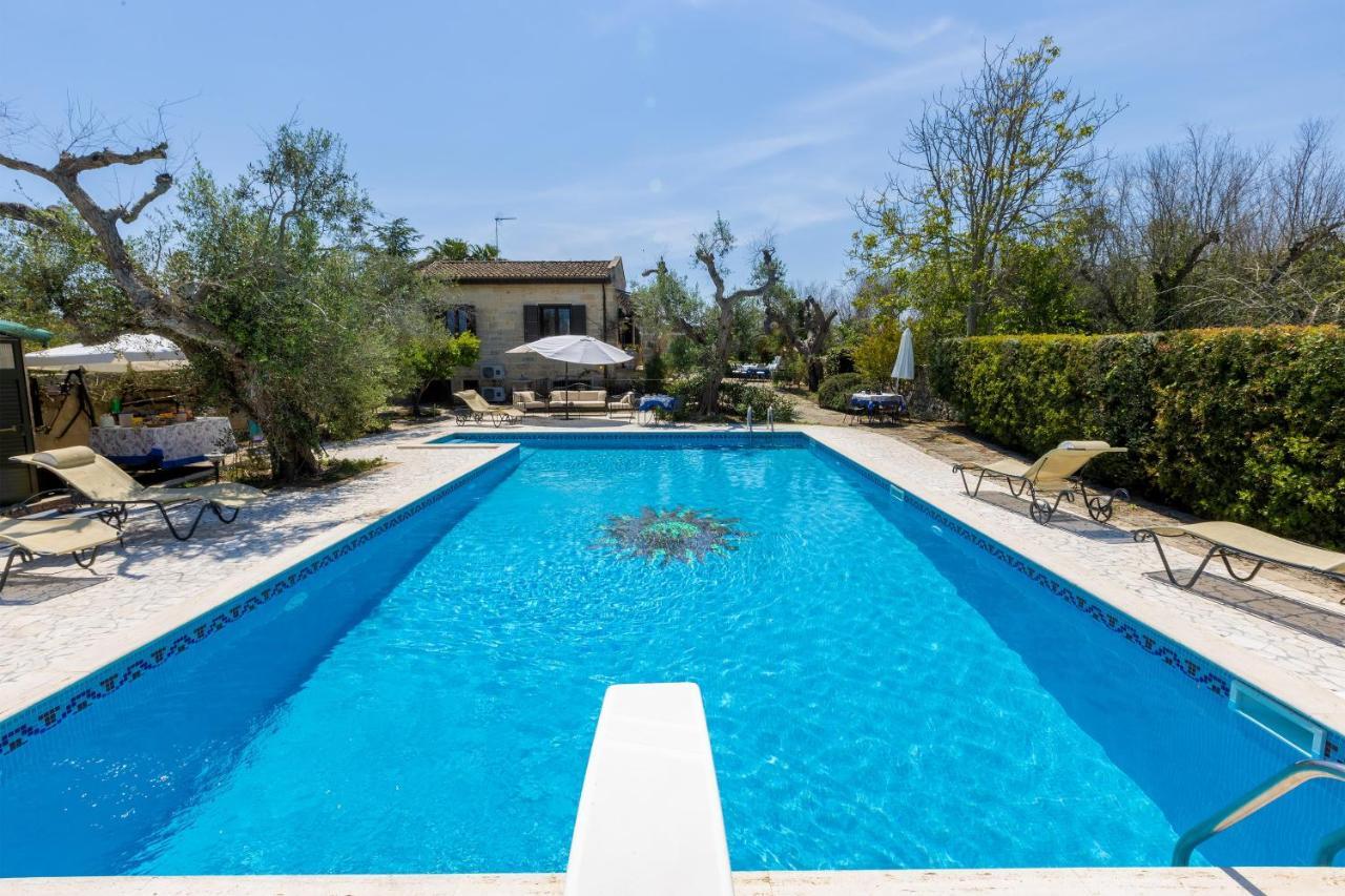 Casa Ulmi Con Piscina Bed & Breakfast Uggiano La Chiesa Bagian luar foto