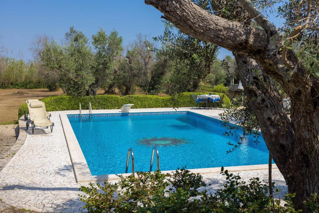 Casa Ulmi Con Piscina Bed & Breakfast Uggiano La Chiesa Bagian luar foto